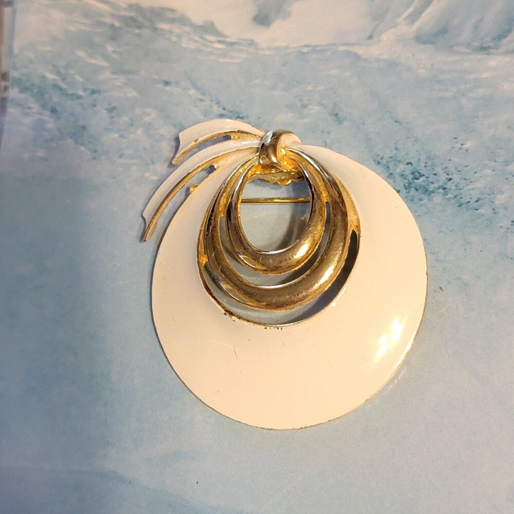 Vintage Modernist White Enamel Wreath Brooch Pin 1.75" Gold-tone Metal go-58 - Picture 5 of 6